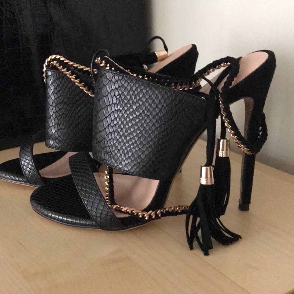 Blk Faux Snakeskin Heels w/ Gold wrap around chain